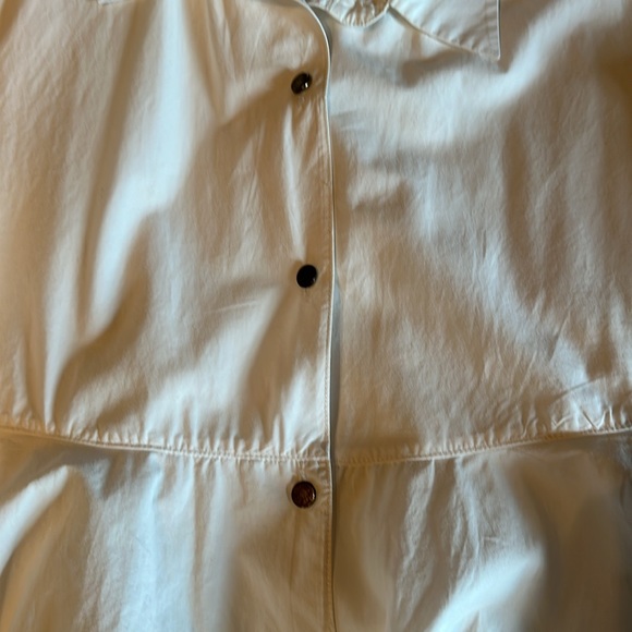 Top that is full and flowy. So can fit size 4 or 6. Cute on with leggings - Picture 3 of 4